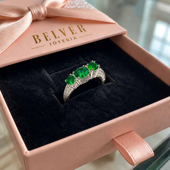 Anillo con tres piedras verde esmeralda