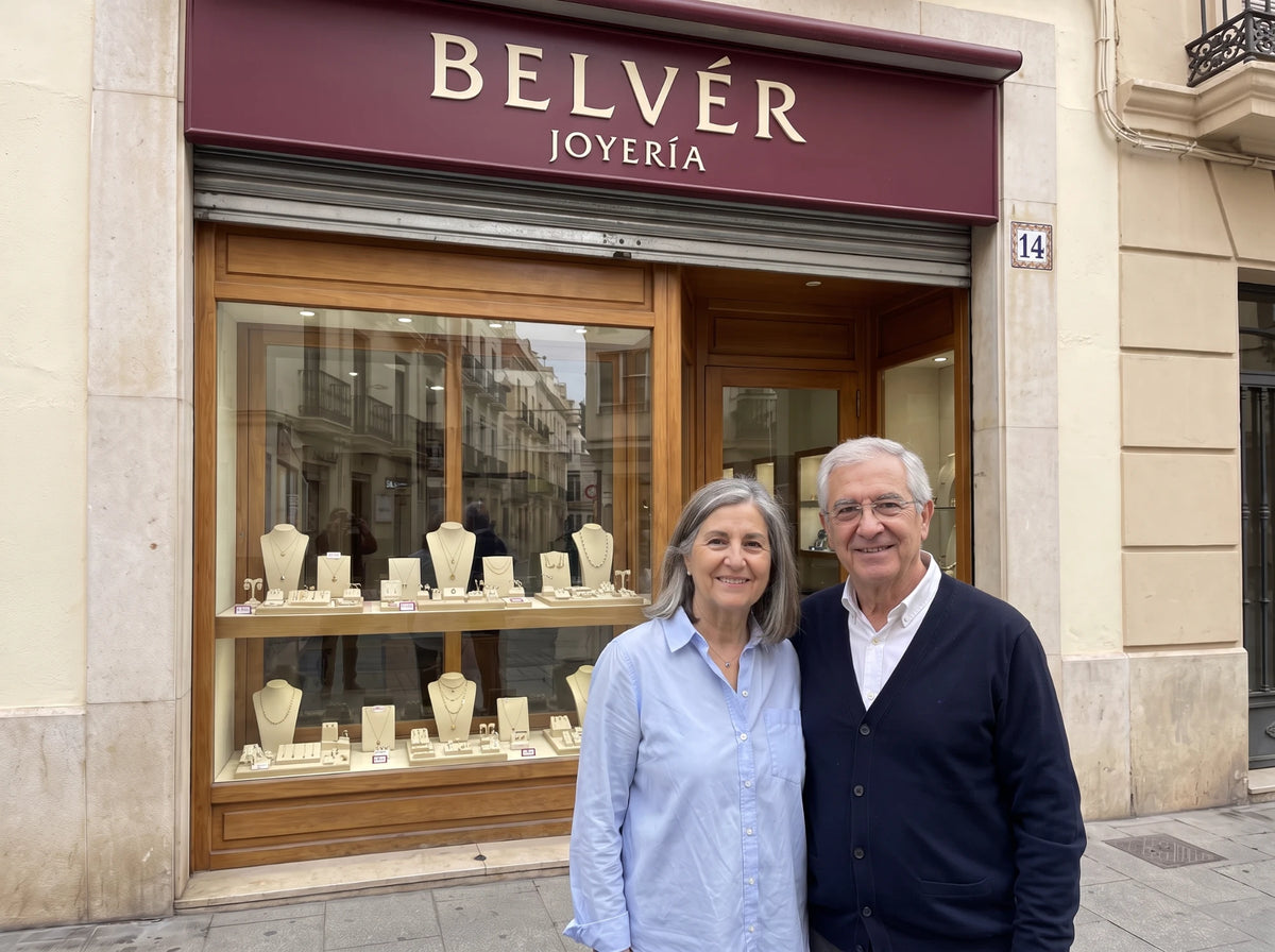 Fachada de la joyería BELVÉR con Elena y Javier delante del escaparate