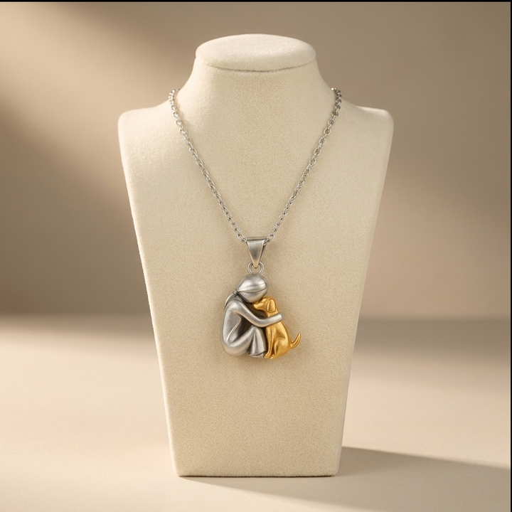 Collar con colgante de mujer y perro · Dorado o negro