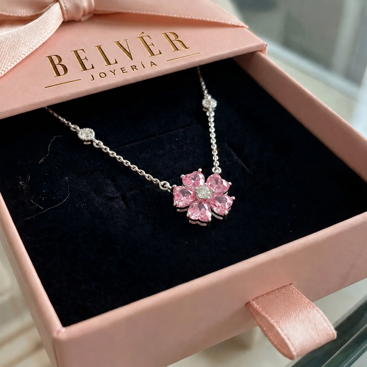 Collar con colgante de flor · Plateado