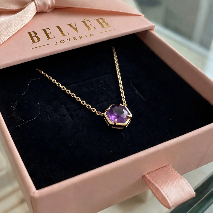 Collar con colgante violeta y brillos · Dorado