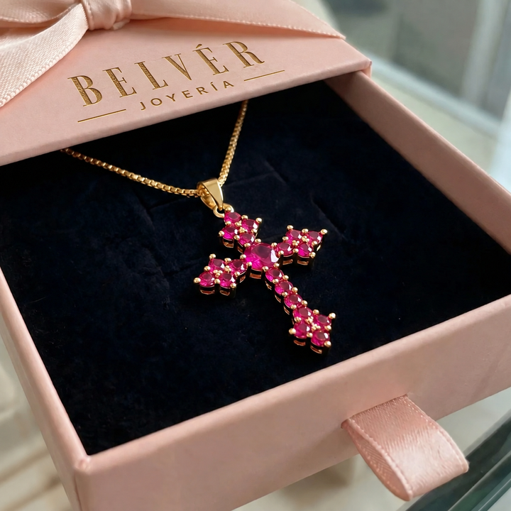 Collar con cruz en racimo rosa · Dorado