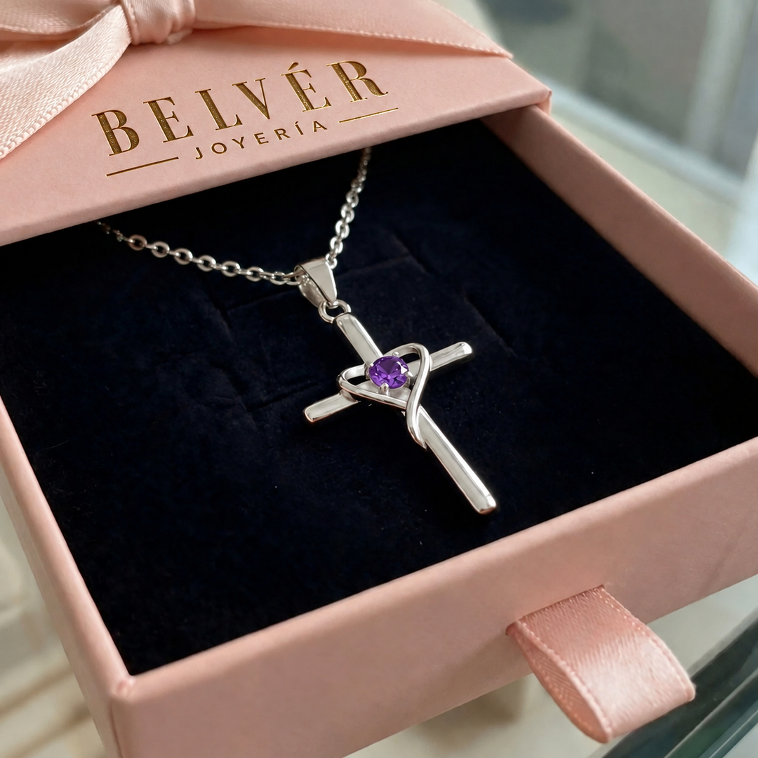 Collar con cruz y piedra central violeta · Plateado
