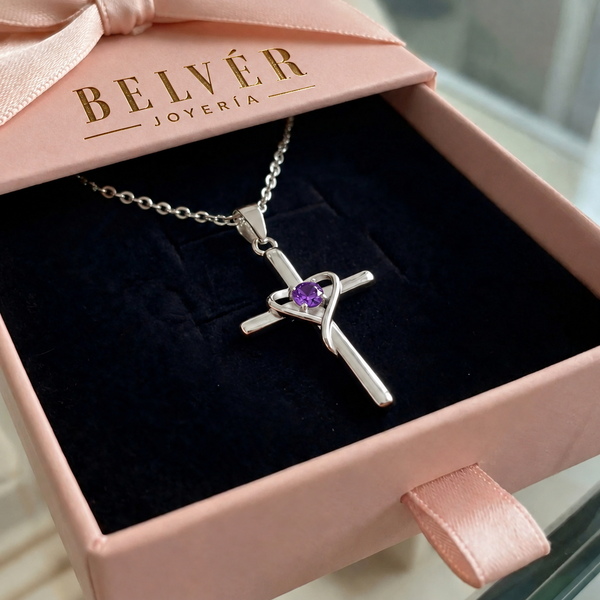 Collar con cruz y piedra central violeta · Plateado