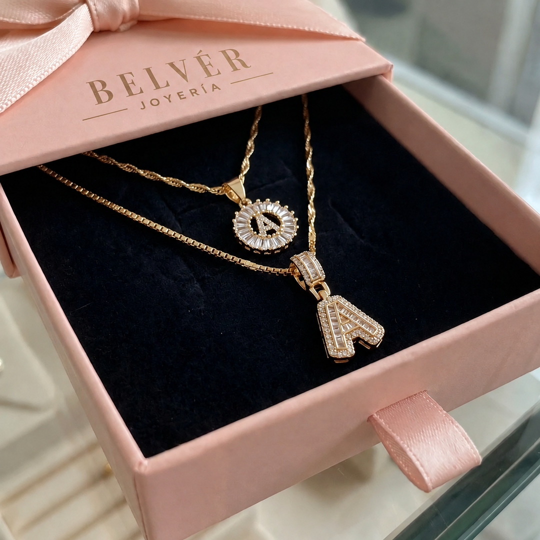 Collar con inicial y brillos · Dorado