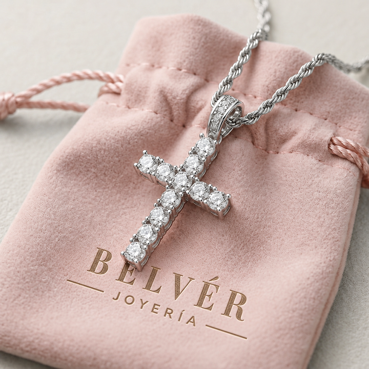 Collar de cruz pequeña con cadena trenzada · Dorado o plateado