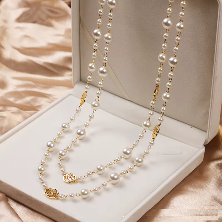 Collar fino con detalle perlado · Dorado