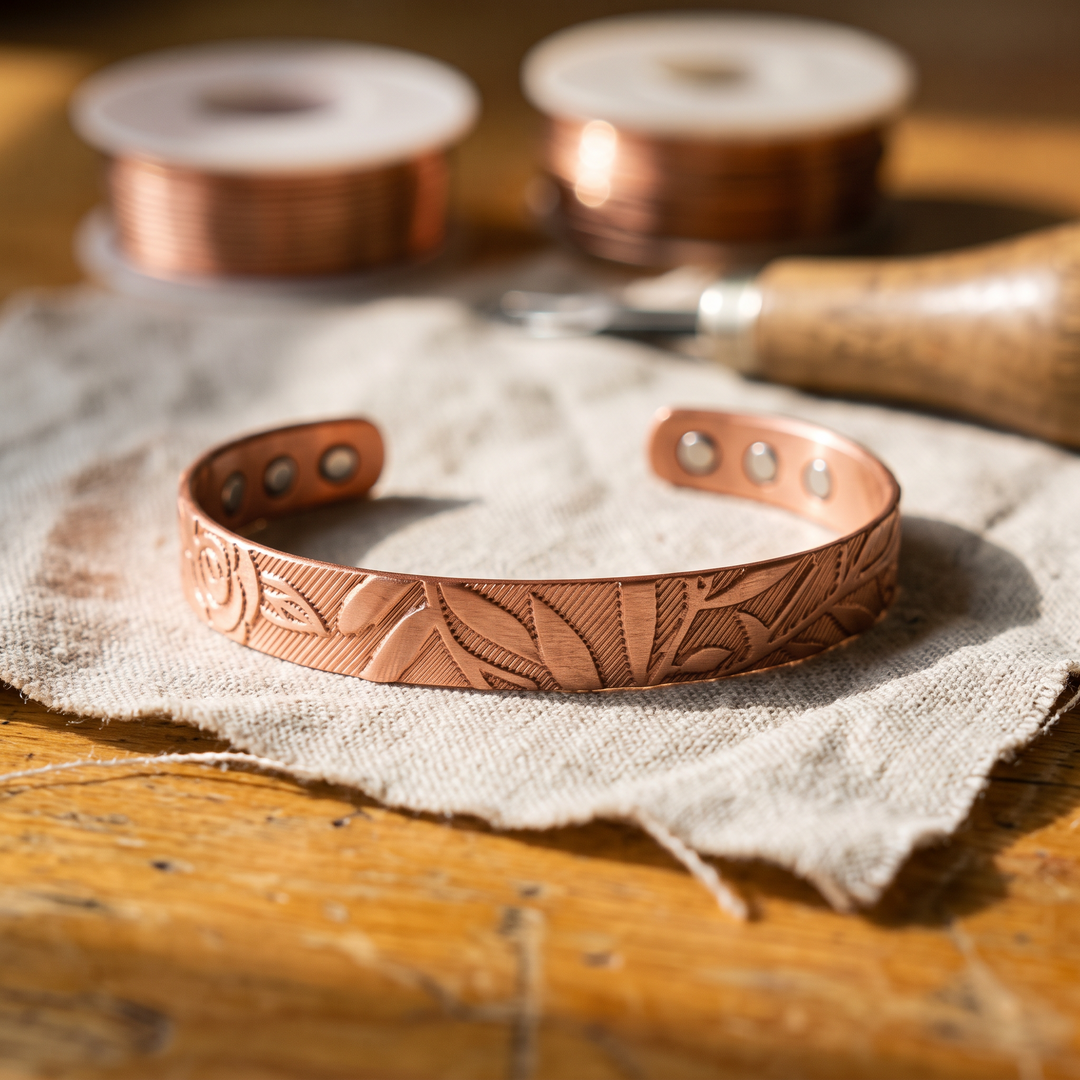 Pulsera de cobre Arboleda con hojas grabadas