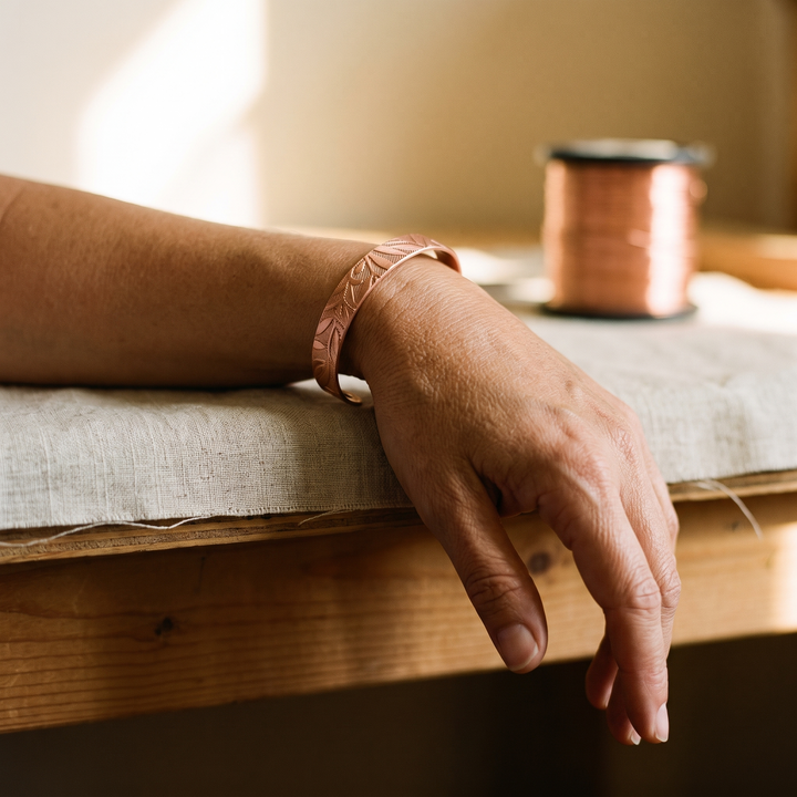 Pulsera de cobre Arboleda con hojas grabadas