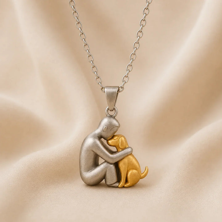 Collar abrazo hombre y perro dorado