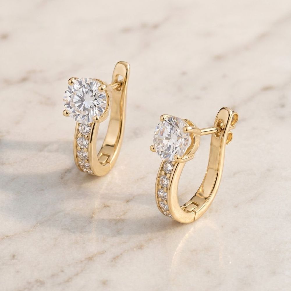 Pendientes huggie elegantes con solitario