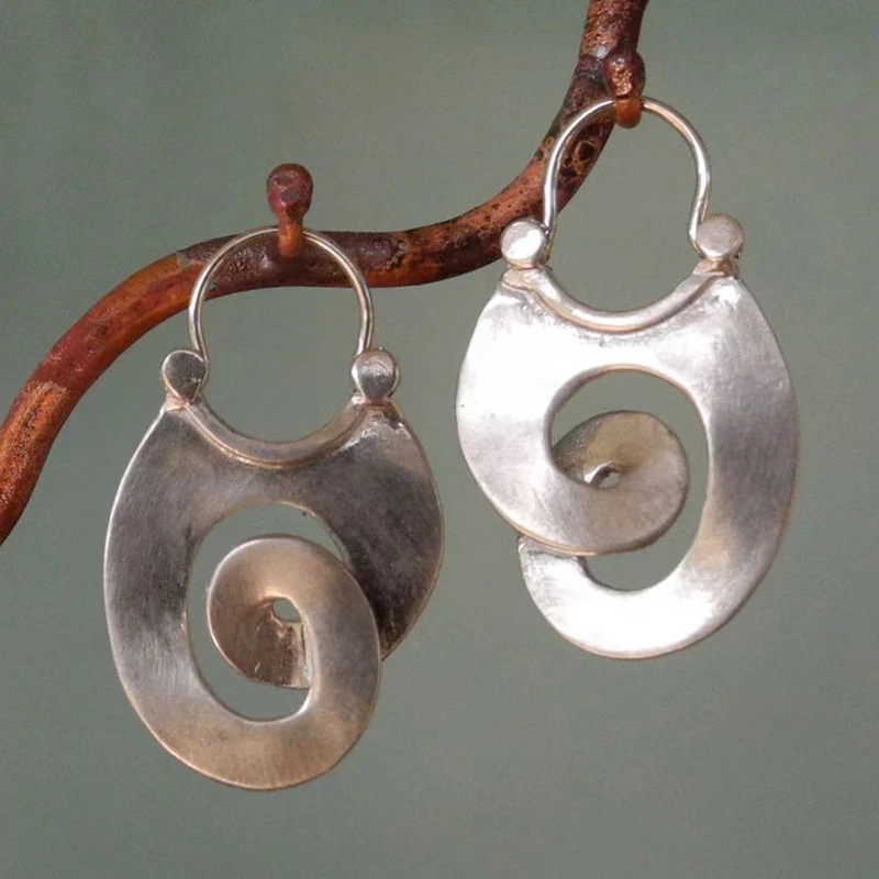 Pendientes vintage ovalados con espiral · Plateado