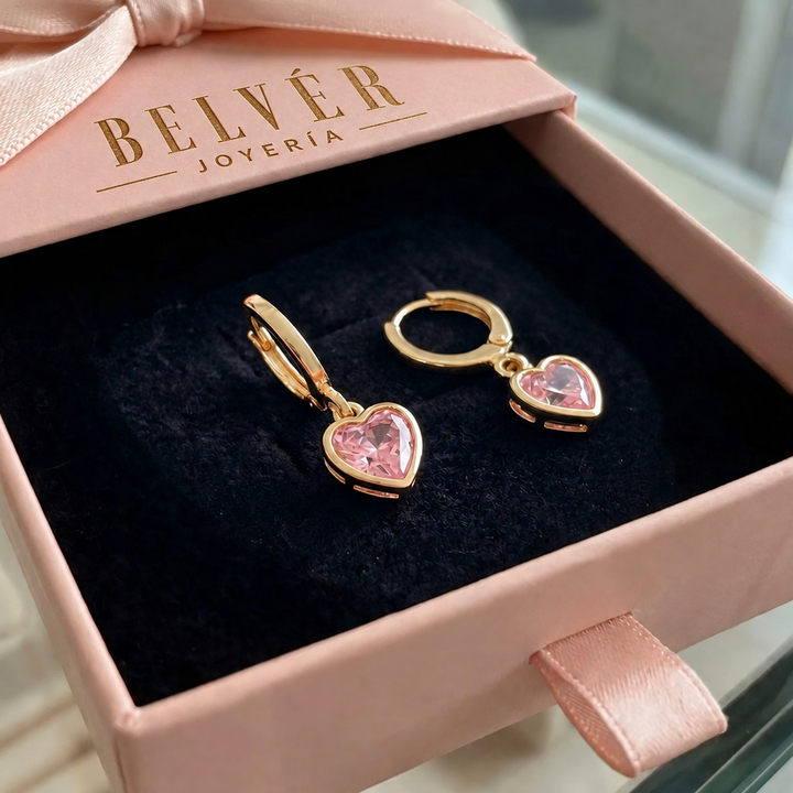 Pendientes Amor con charm · Dorado
