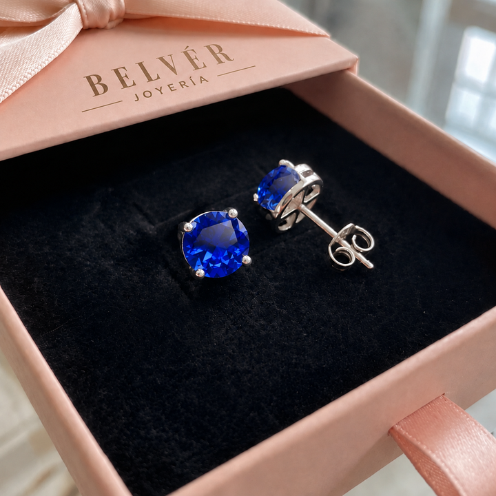 Pendientes de botón con piedra azul zafiro · Plateado