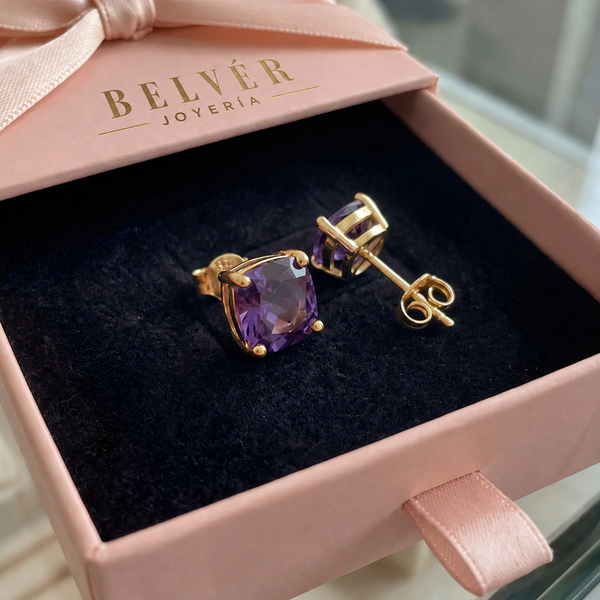 Pendientes de botón cuadrados en violeta · Dorado