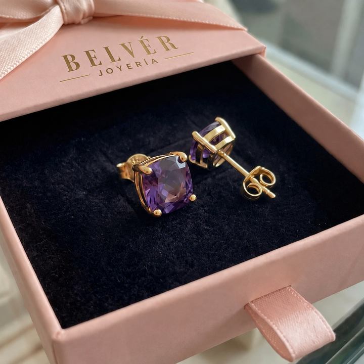 Pendientes de botón cuadrados en violeta · Dorado