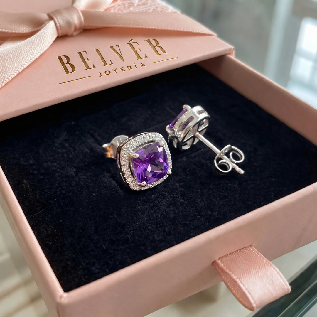 Pendientes de botón cuadrados pavé violeta · Plateado